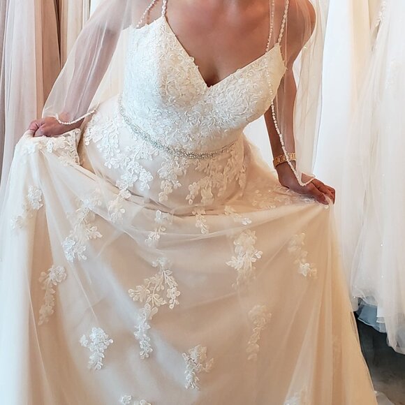 Stella York wedding gown - brand new, never worn - Picture 6 of 11